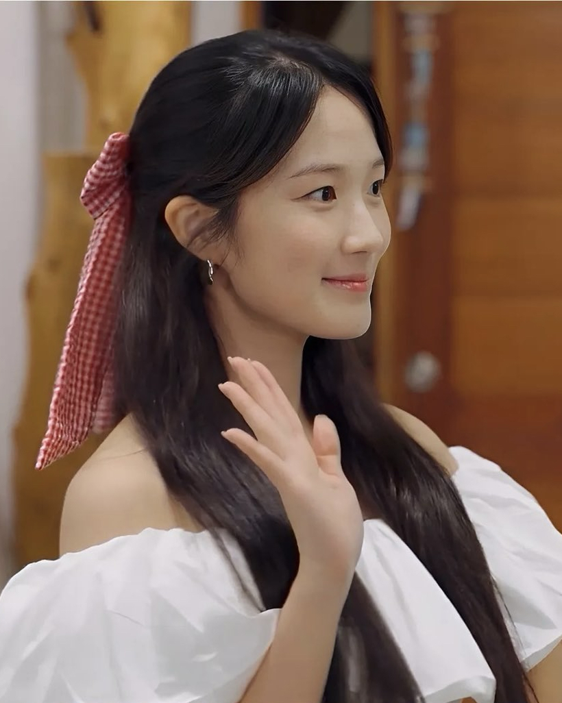 Behind-the-scenes cut of Kim Hyeyoon