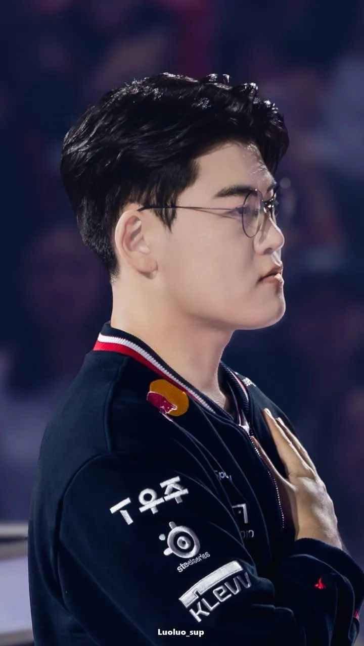 Emotional wallpaper shared by fans for Gumayusi