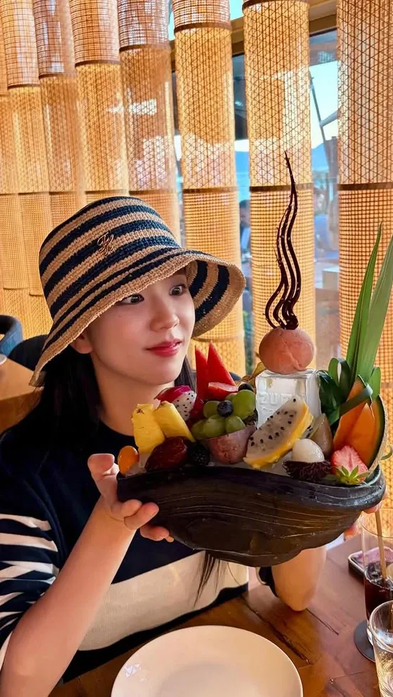 Today's popular wallpaper in Jisoo (1995) community