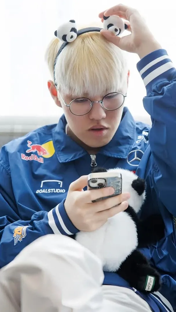 Special wallpaper made by Oner's fans