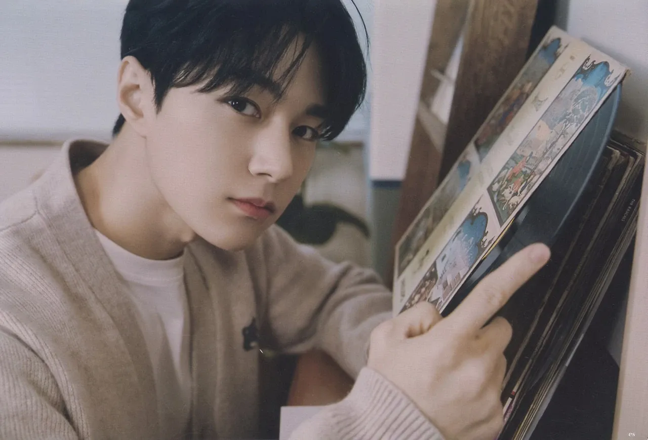 Behind-the-scenes cut of Kim Myungsoo (L)