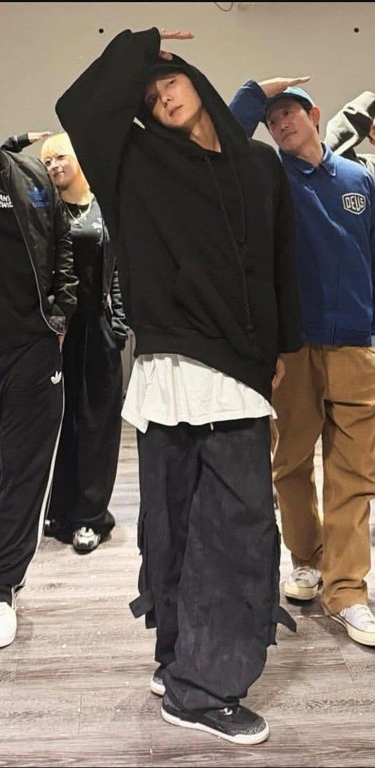 Behind-the-scenes cut of Lee Joongi