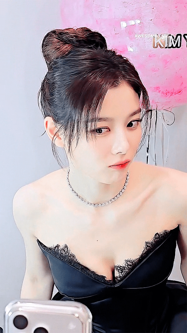 Behind-the-scenes cut of Kim Youjung