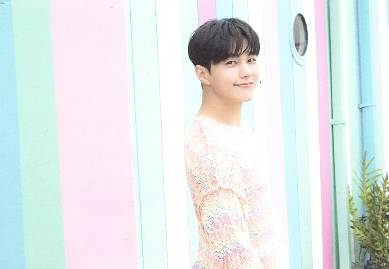 Behind-the-scenes cut of Kim Myungsoo (L)