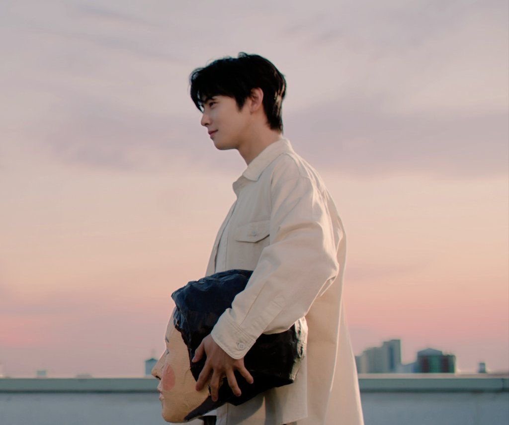 Behind-the-scenes cut of Cha Eunwoo