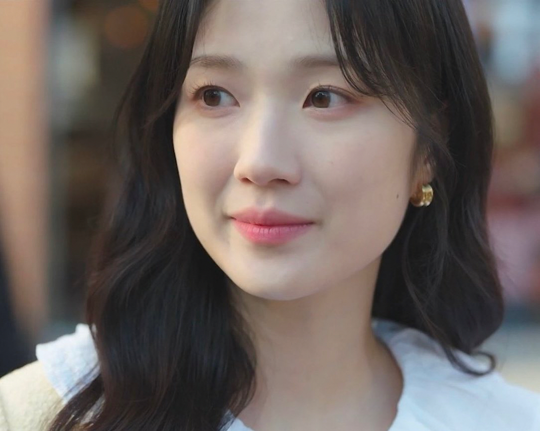 Behind-the-scenes cut of Kim Hyeyoon