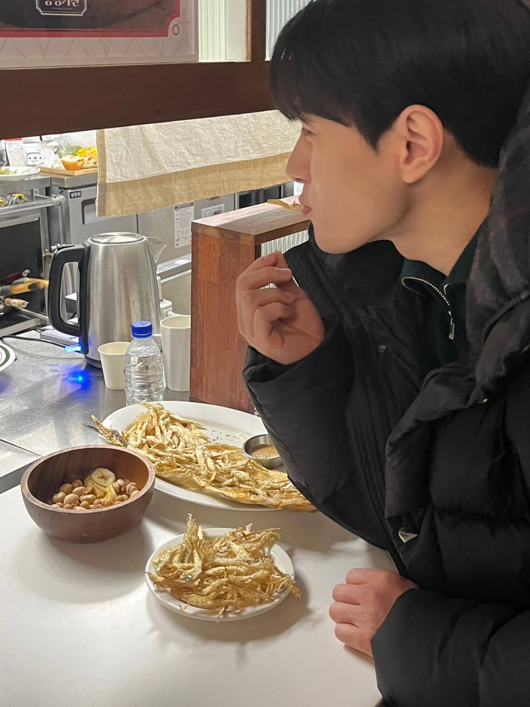 Behind-the-scenes cut of Kim Myungsoo (L)