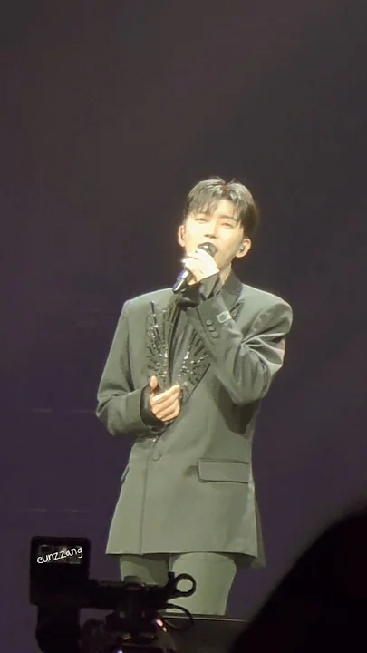 A moment captured by a fan of Lim Youngwoong