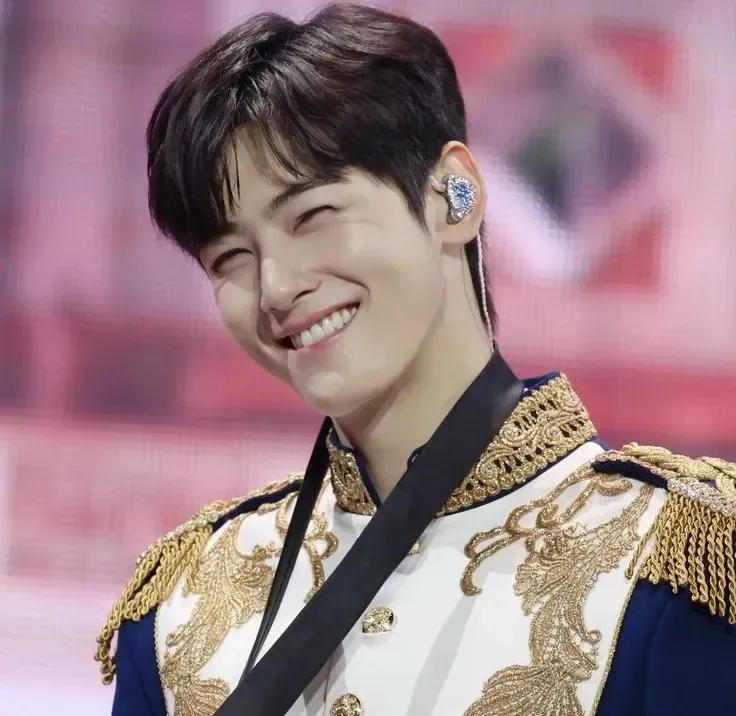Behind-the-scenes cut of Cha Eunwoo