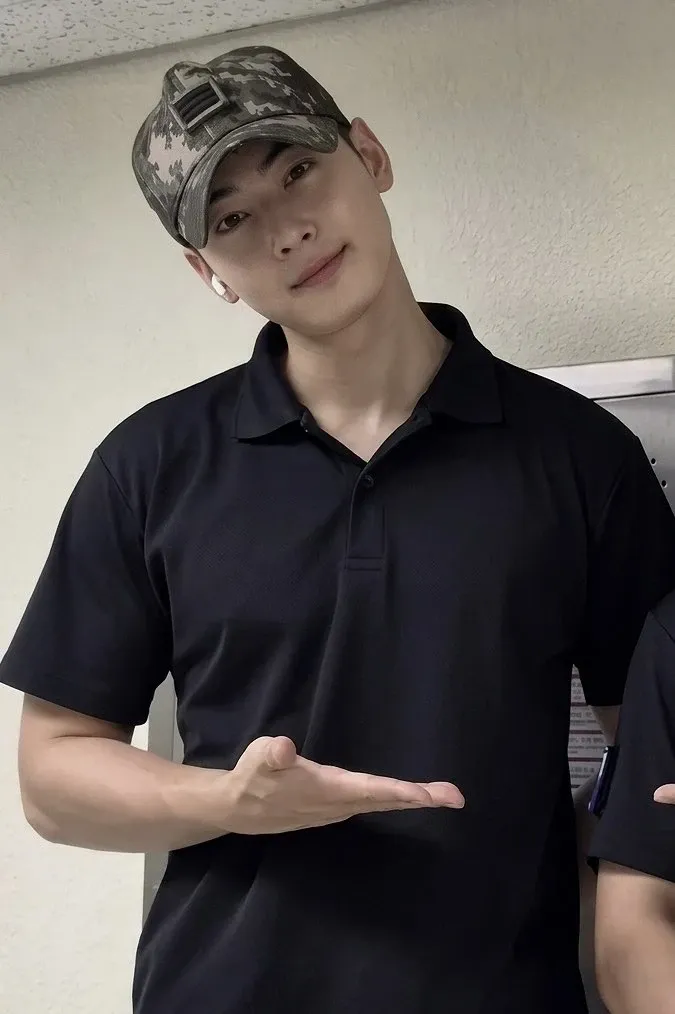 Recent activity shot of Cha Eunwoo