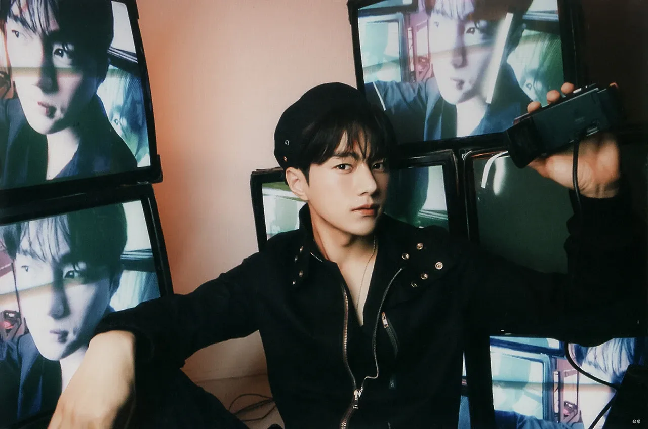 Behind-the-scenes cut of Kim Myungsoo (L)