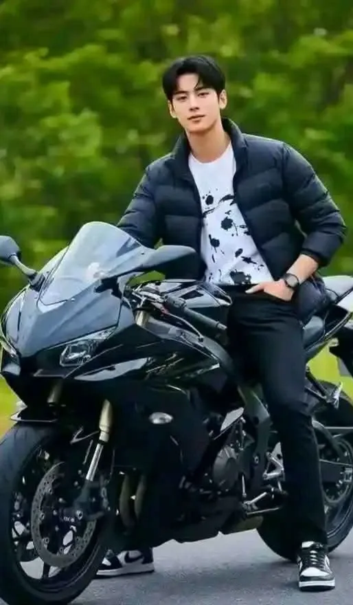 Behind-the-scenes cut of Cha Eunwoo