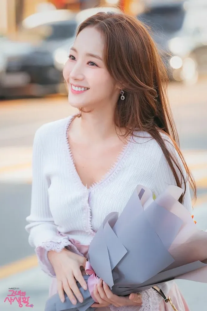 Behind-the-scenes cut of Park Minyoung