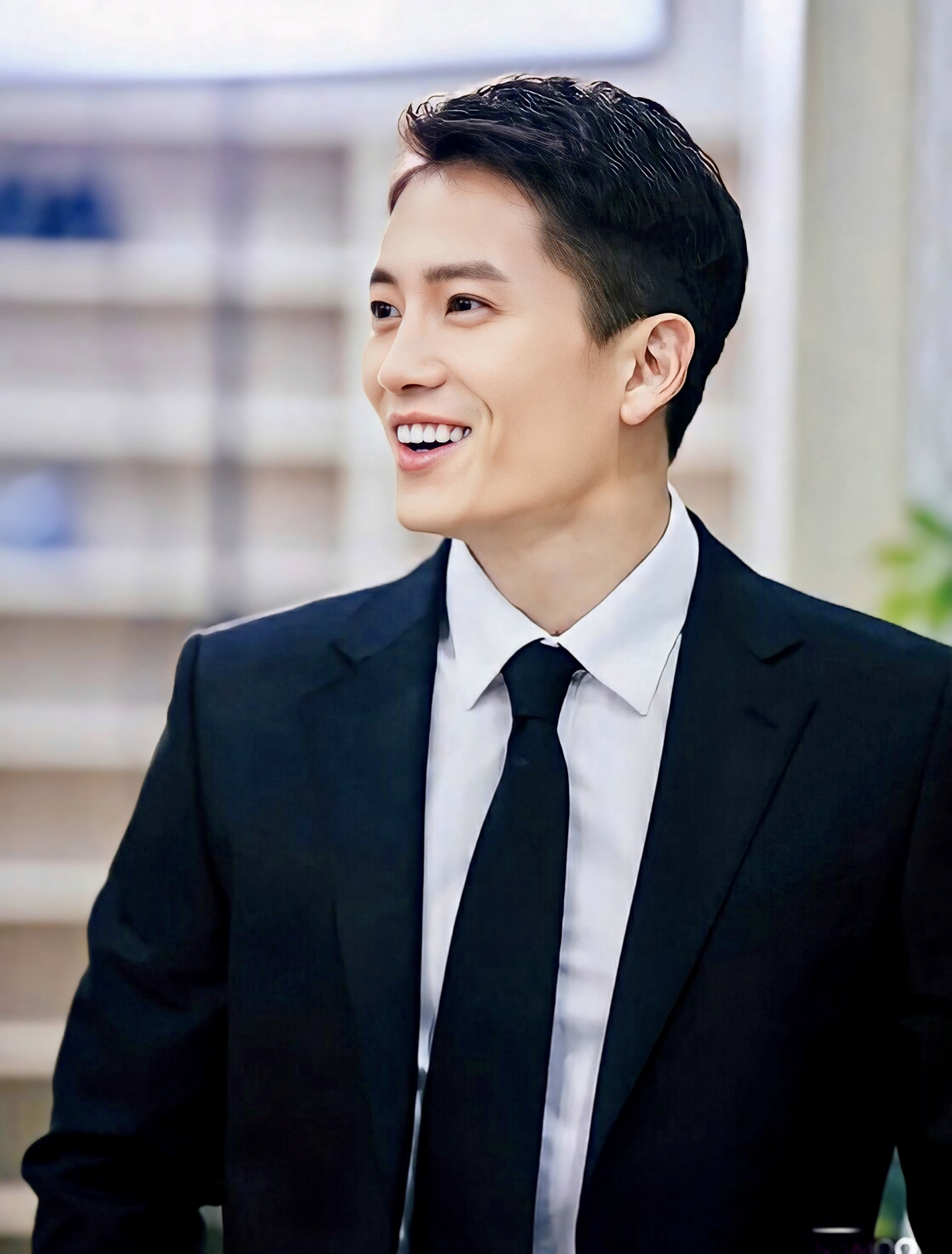 Behind-the-scenes cut of Ji Sung