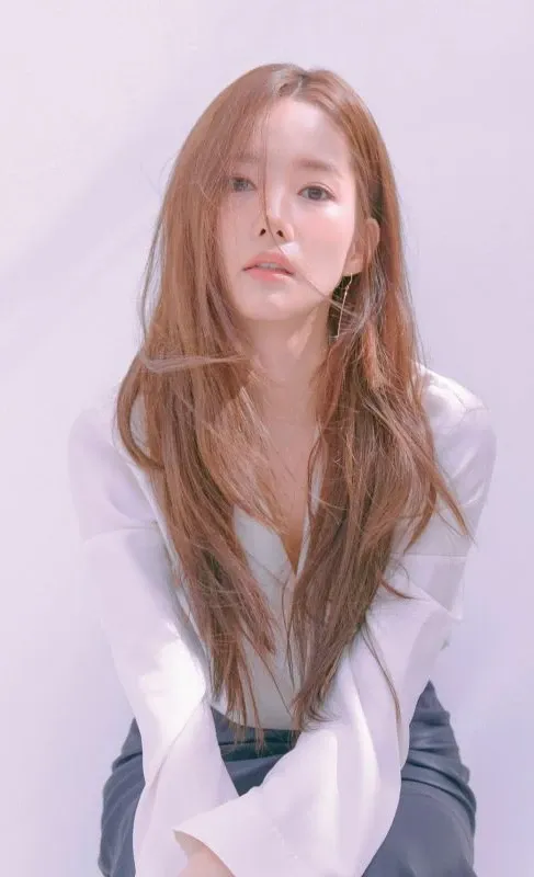 Behind-the-scenes cut of Park Minyoung