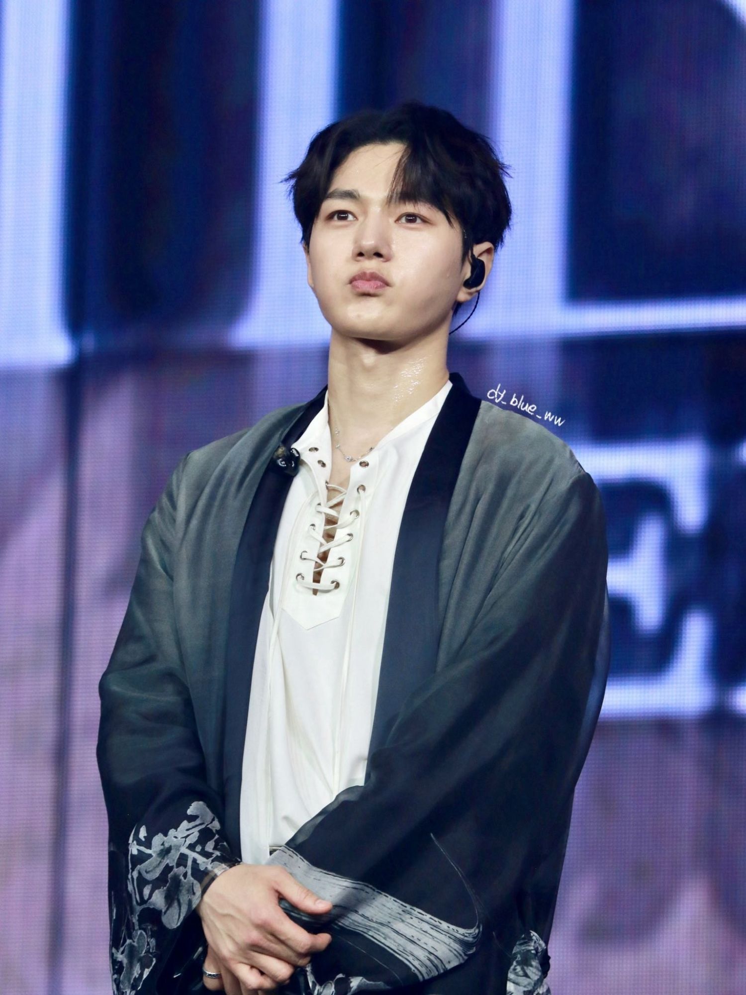 金明洙 (L)的最新照片