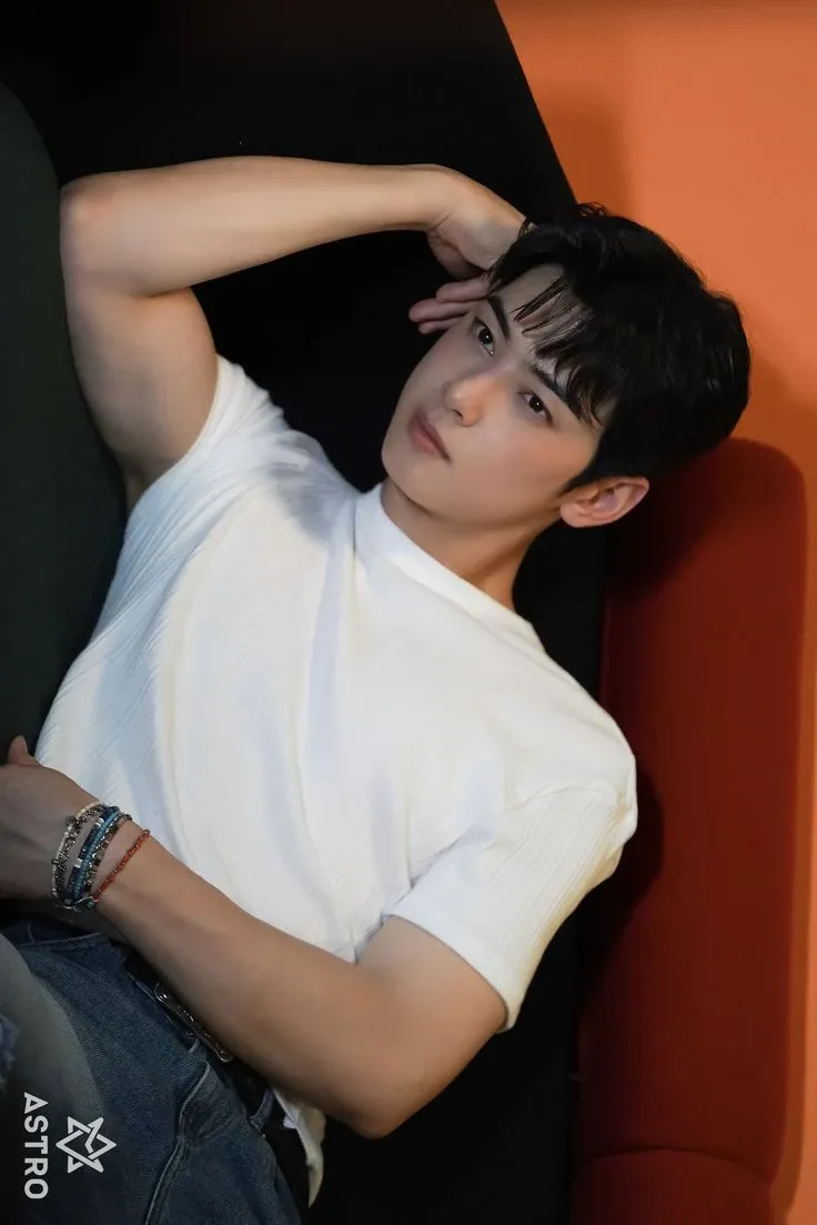 A moment captured by a fan of Cha Eunwoo