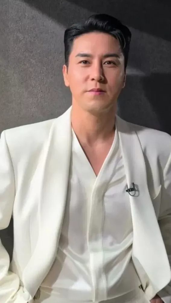 Emotional wallpaper shared by fans for Jang Minho