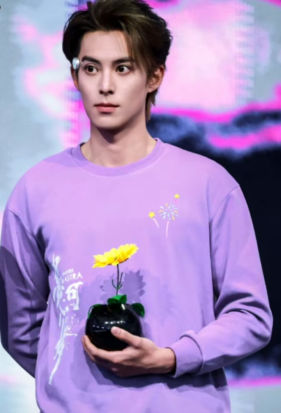 A moment captured by a fan of Dylan Wang