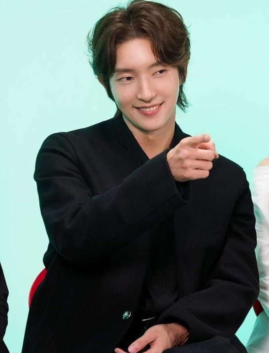 Behind-the-scenes cut of Lee Joongi