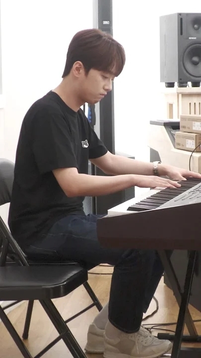 Emotional wallpaper shared by fans for Lee Chanwon