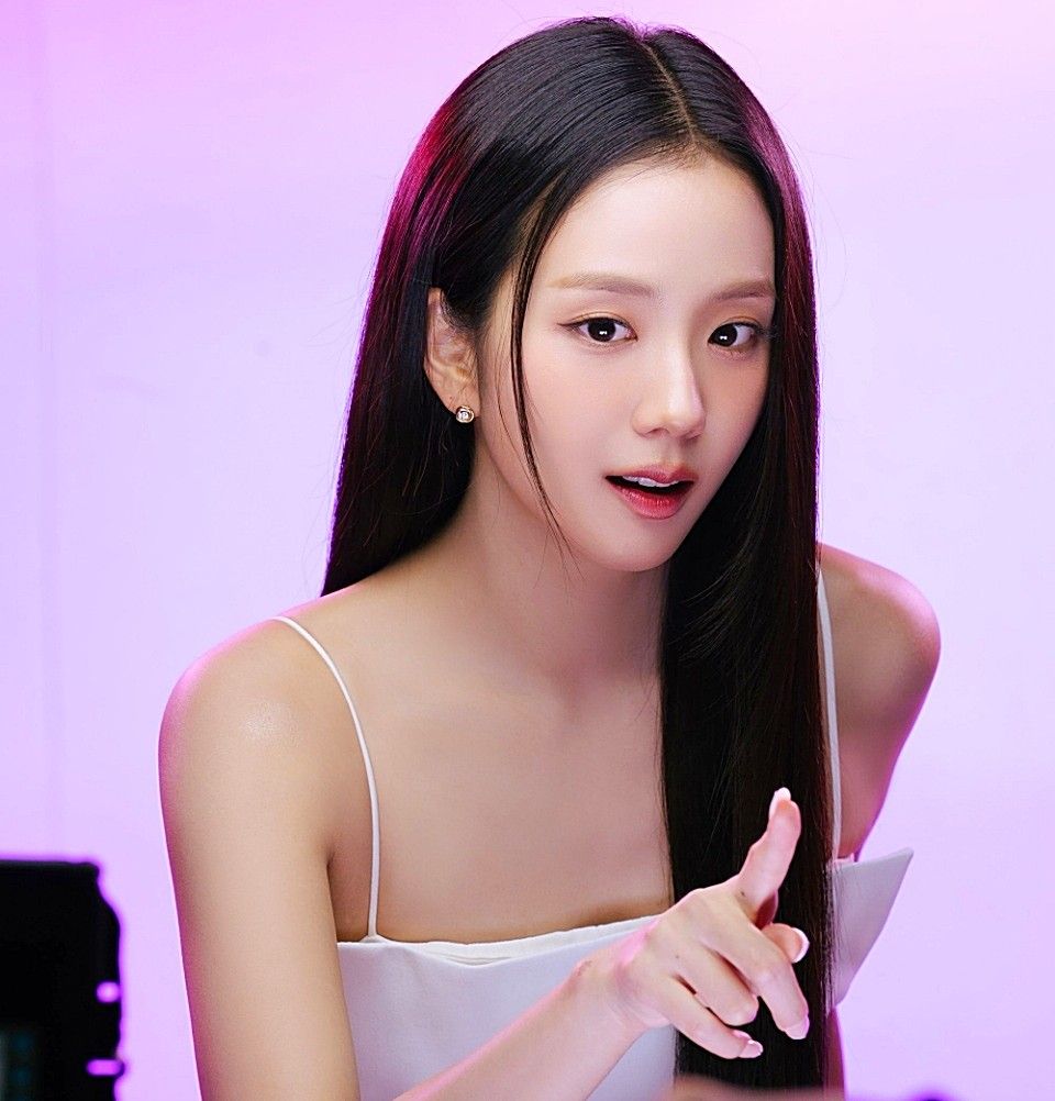 Latest photo of Jisoo (1995)