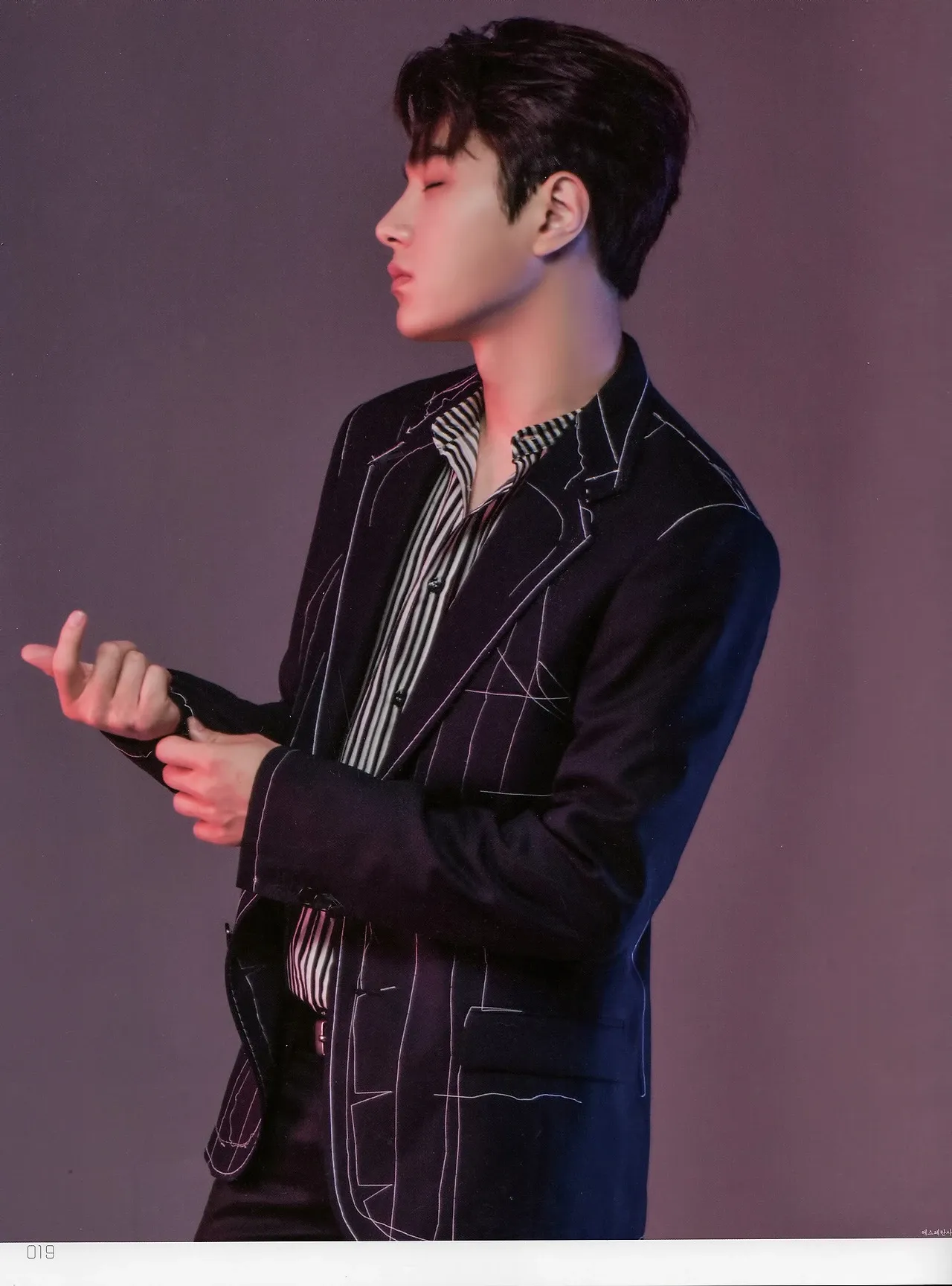 A moment captured by a fan of Kim Myungsoo (L)