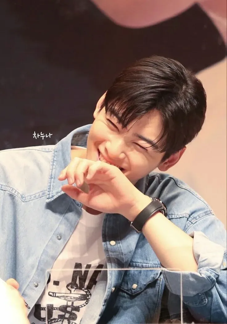 Behind-the-scenes cut of Cha Eunwoo