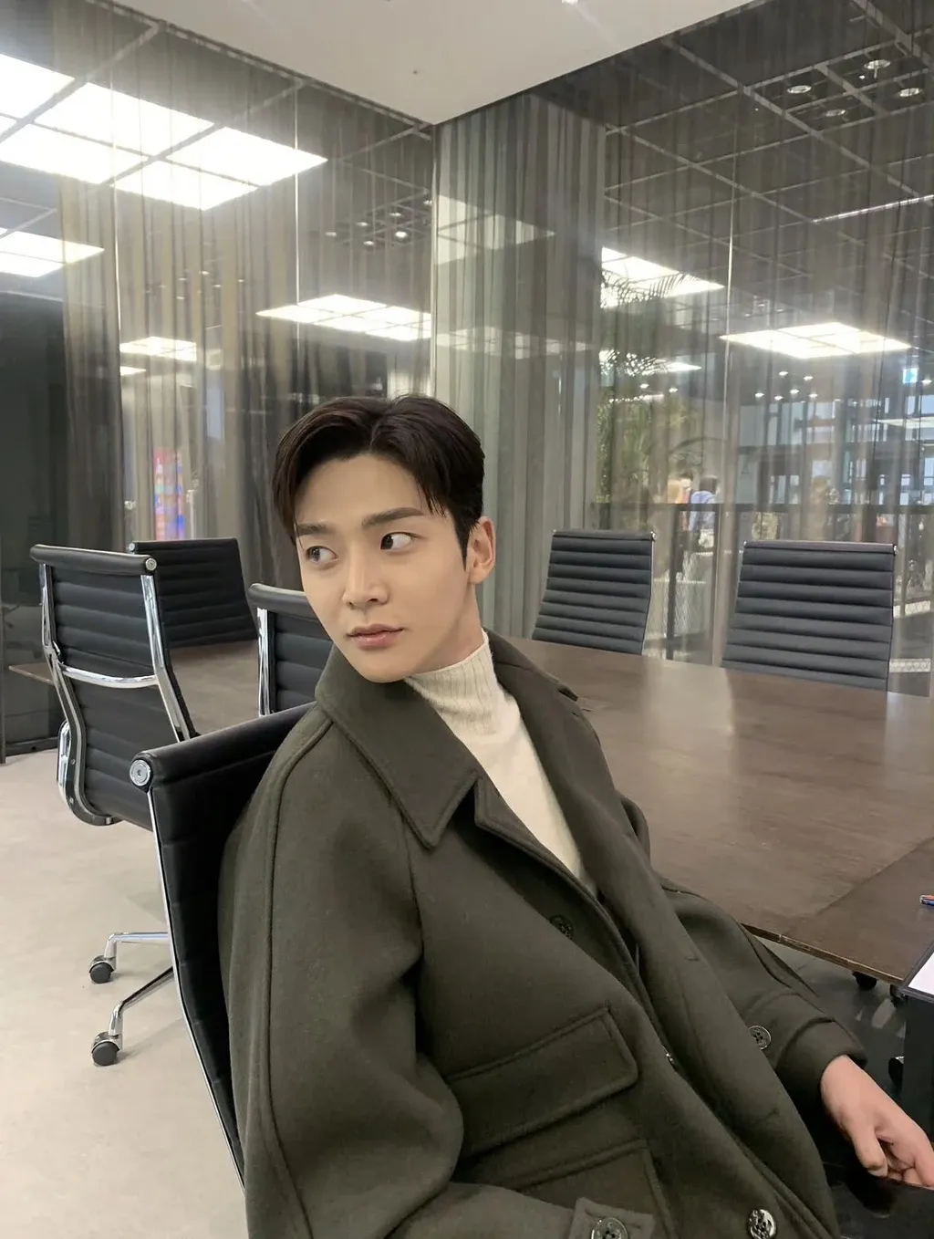 로운의 비하인드 컷