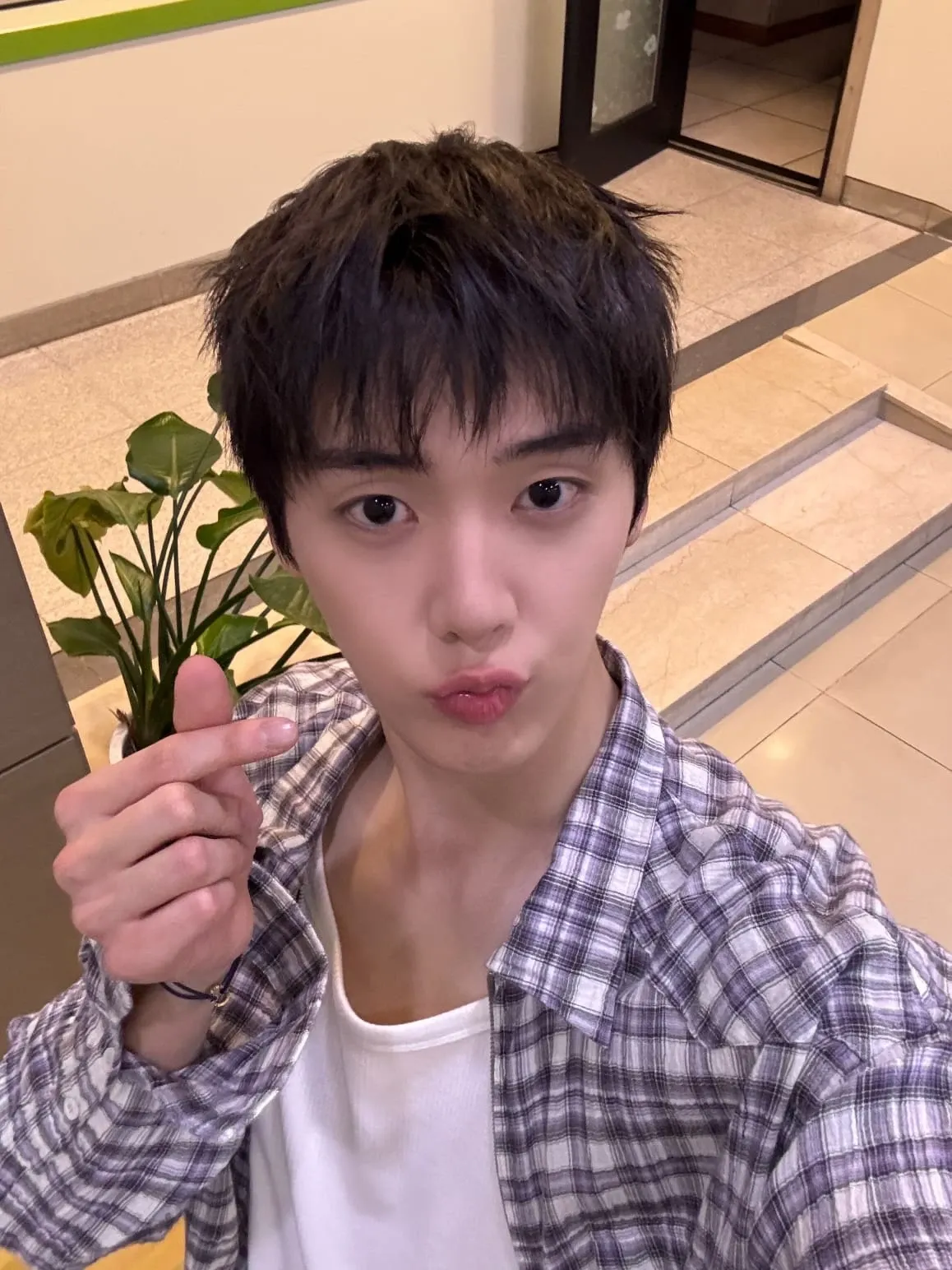 Behind-the-scenes cut of Cha Eunwoo