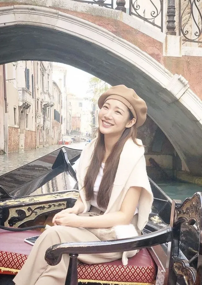 Behind-the-scenes cut of Park Minyoung