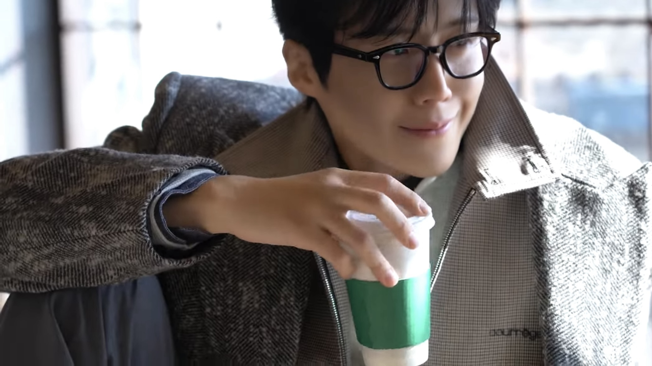 Behind-the-scenes cut of Kim Seonho