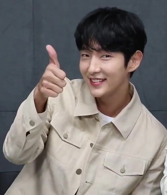 A moment captured by a fan of Lee Joongi