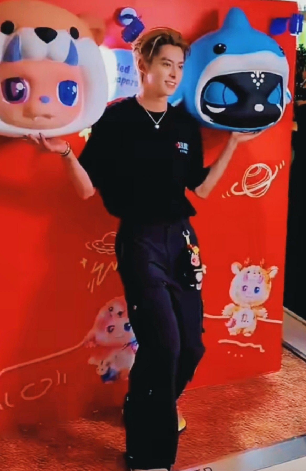 A moment captured by a fan of Dylan Wang