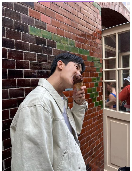 粉絲拍下的金秀賢瞬間