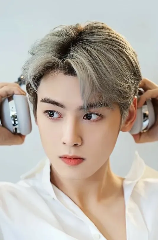 Behind-the-scenes cut of Cha Eunwoo