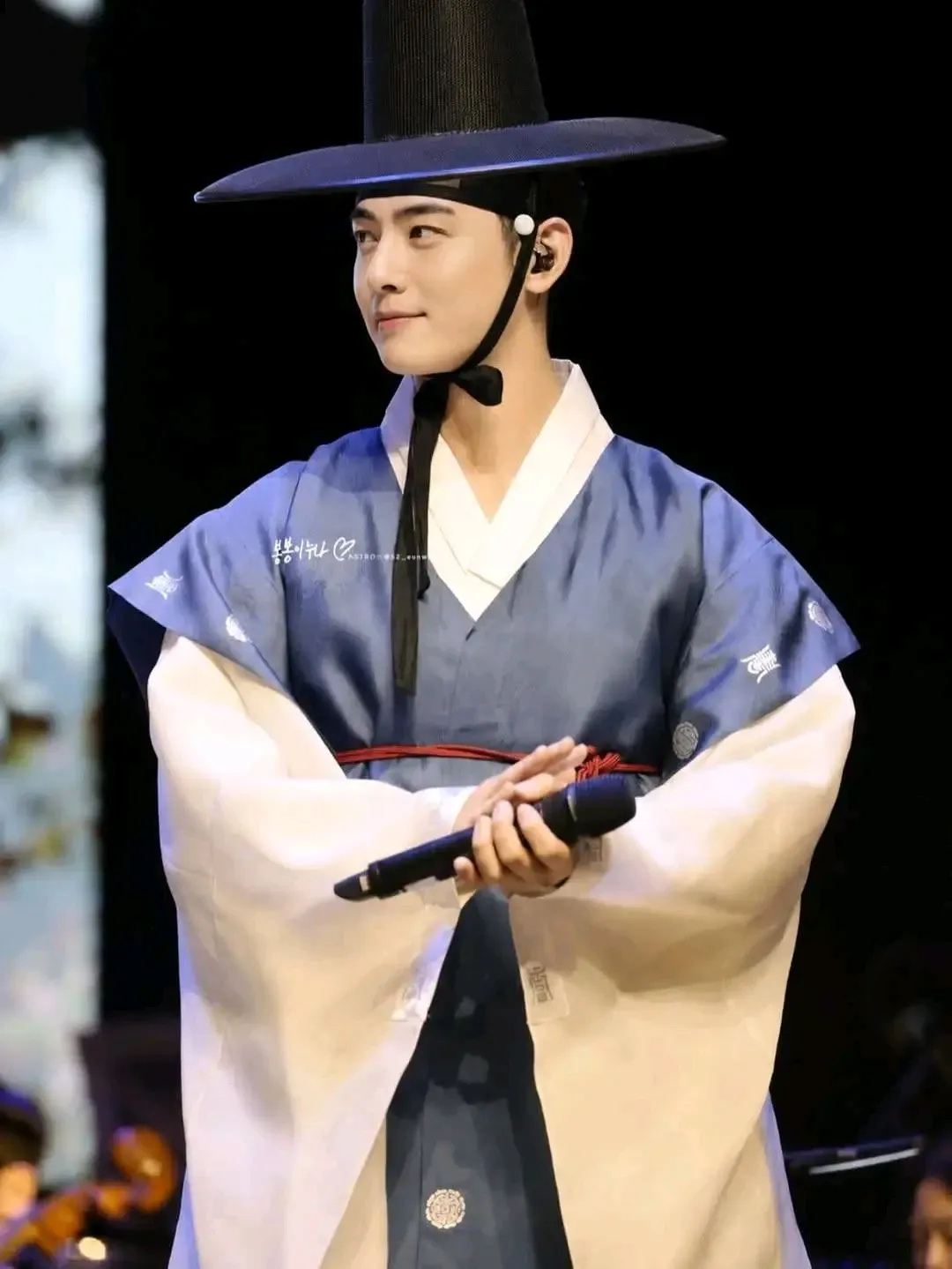 Behind-the-scenes cut of Cha Eunwoo