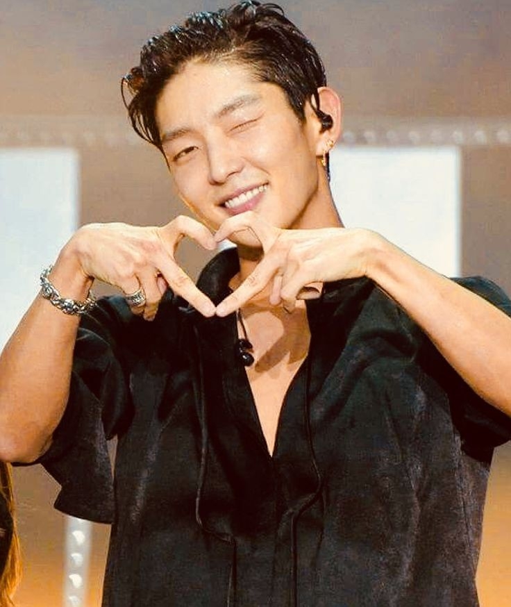 A moment captured by a fan of Lee Joongi