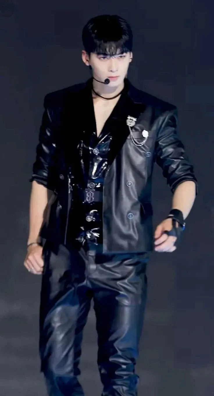 Latest photo of Cha Eunwoo