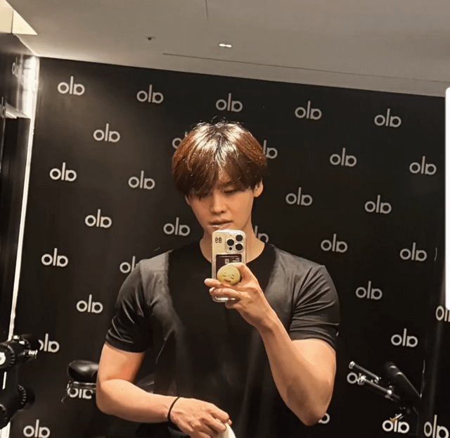 A moment captured by a fan of Lee Jongsuk