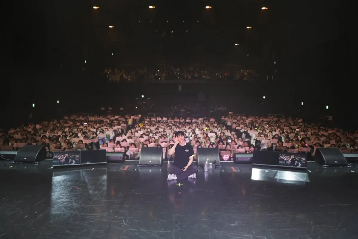 A moment captured by a fan of Kim Myungsoo (L)