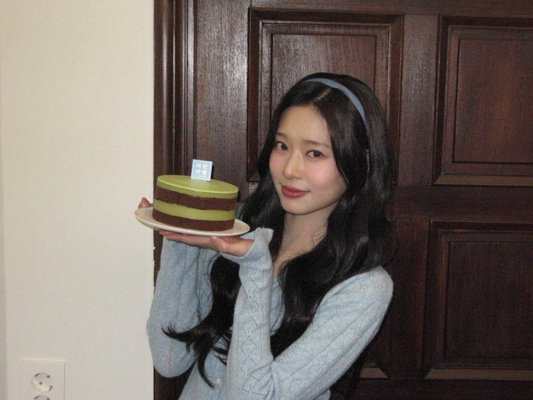 Behind-the-scenes cut of Kim Minju