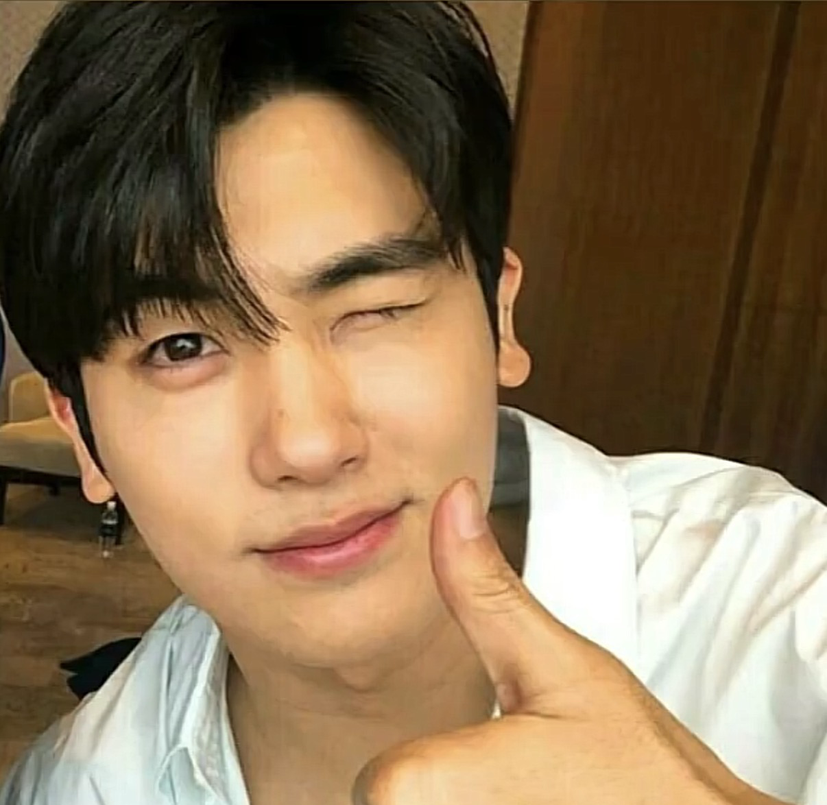 Behind-the-scenes cut of Park Hyungsik