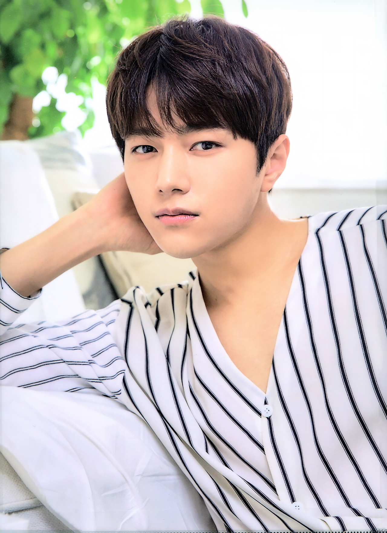 A moment captured by a fan of Kim Myungsoo (L)