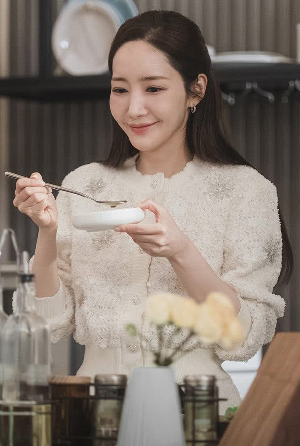 Behind-the-scenes cut of Park Minyoung