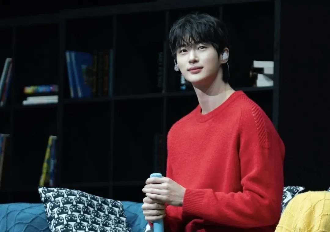 Behind-the-scenes cut of Byeon Wooseok