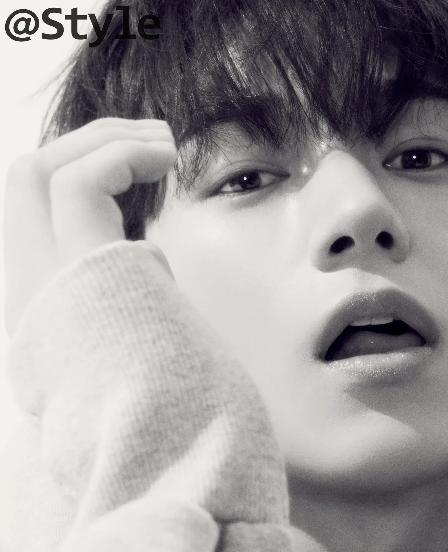 A moment captured by a fan of Kim Myungsoo (L)
