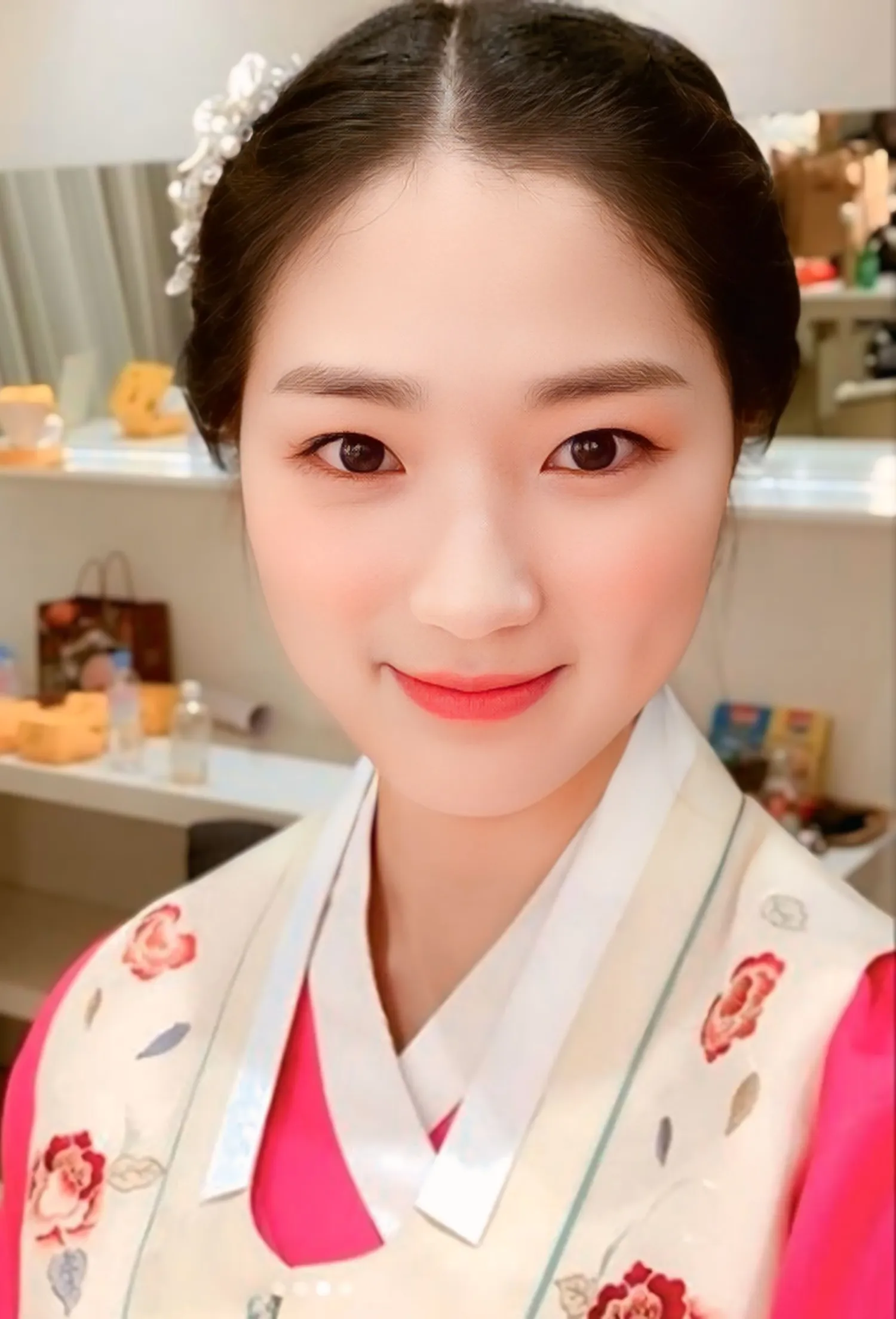 Behind-the-scenes cut of Kim Hyeyoon