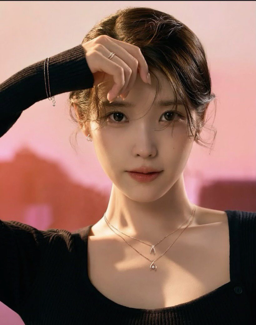 Foto kegiatan terbaru dari IU