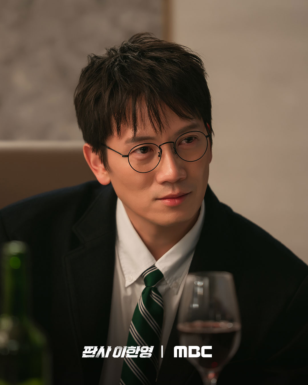 Behind-the-scenes cut of Ji Sung